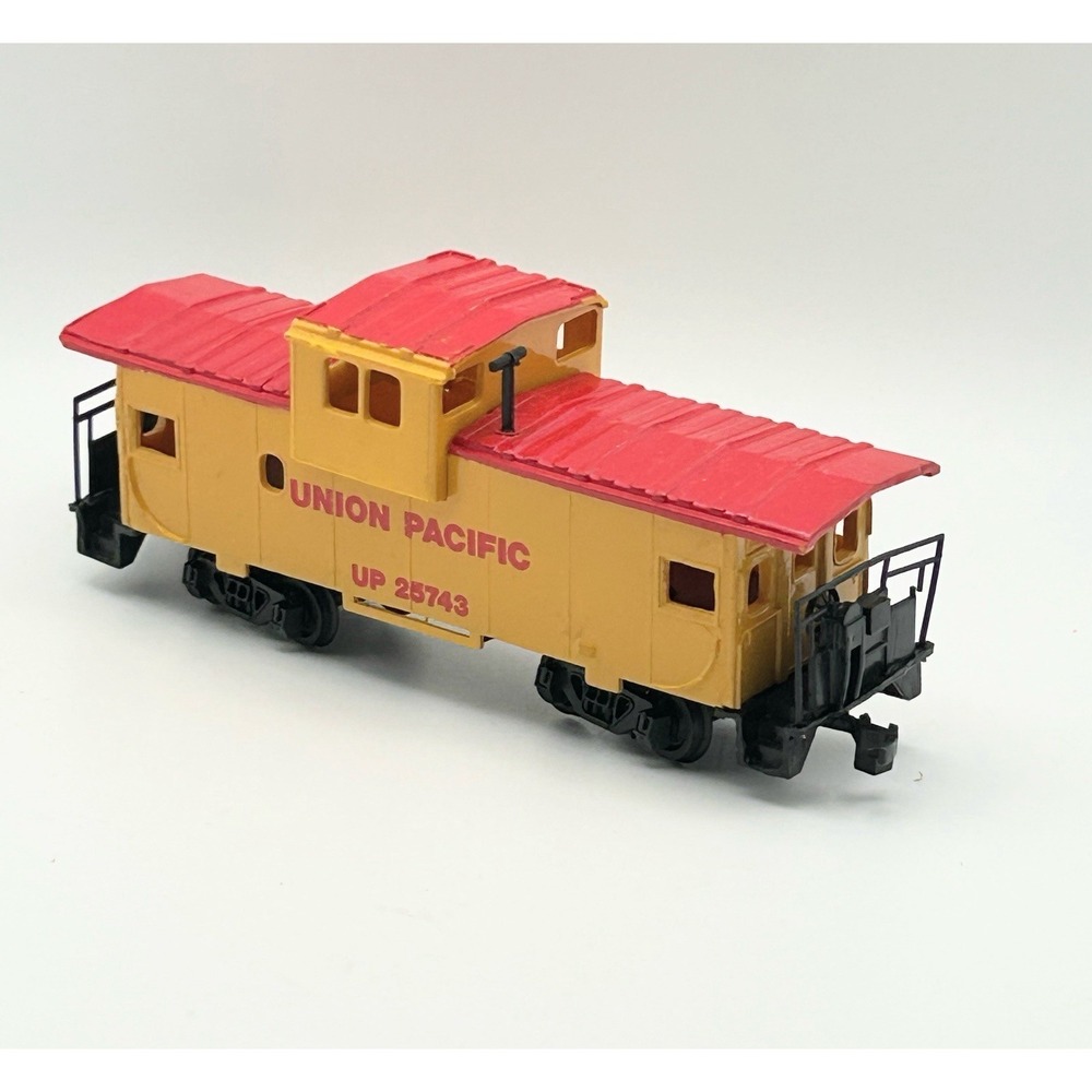 Bachmann HO Scale Red Yellow Union Pacific Freight Train Caboose‎ UP 25743 - Picture 3 of 8